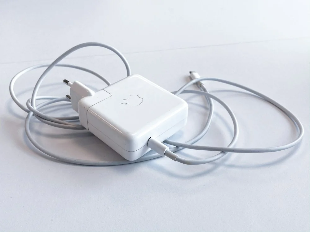 Minderwertiges Ladekabel und Adapter im Test