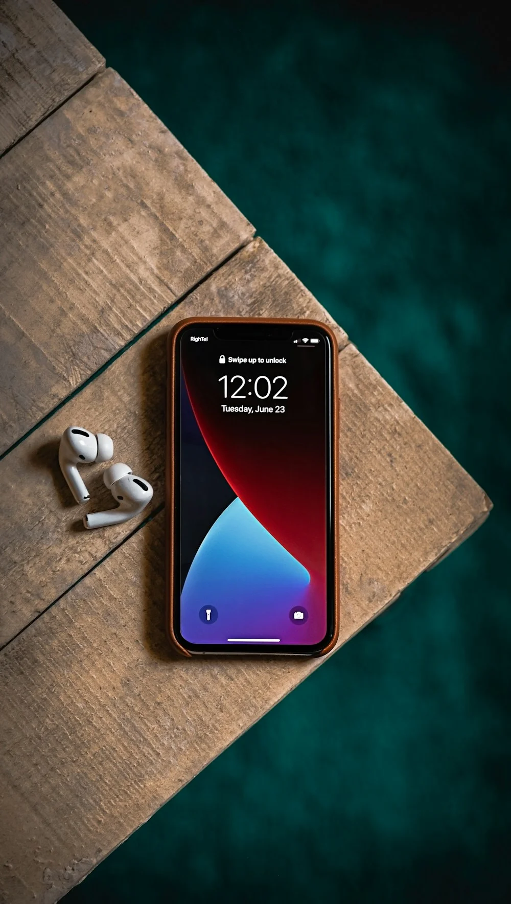 iPhone beim Ladevorgang mit Ladezustand 80 Prozent auf einem Schreibtisch